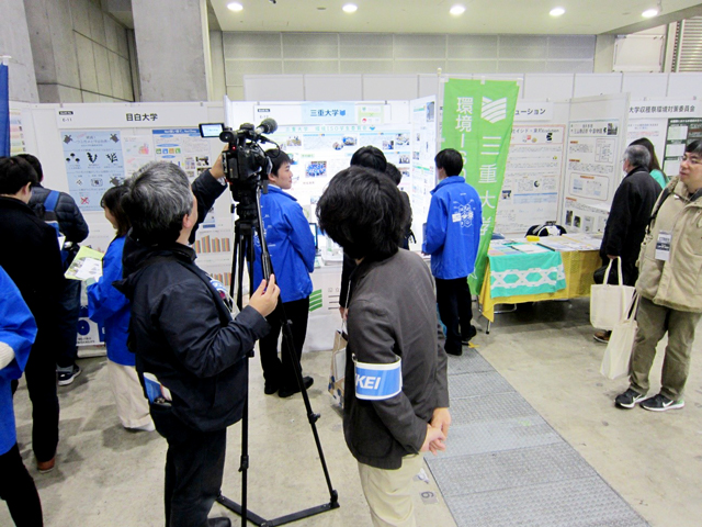 環境ISO学生委員会の説明の様子を撮影する主催者（日経新聞社）