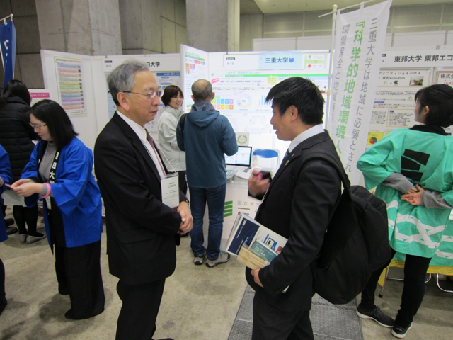 環境担当理事　梅川先生と、来場した県内企業
