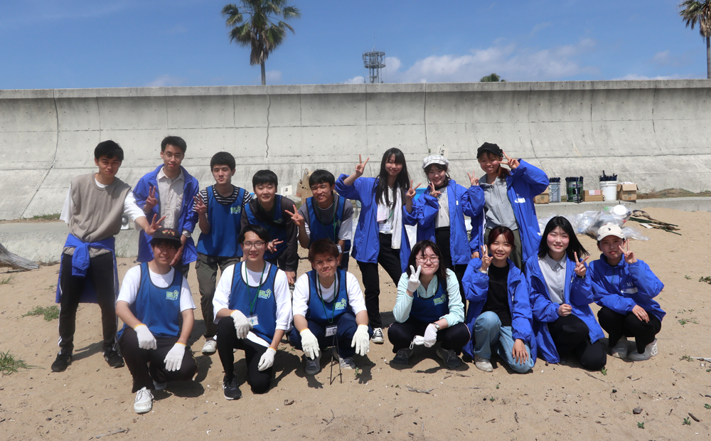 第80回町屋海岸清掃活動をする環境ISO学生委員会メンバーの集合写真(R5.5.21) 