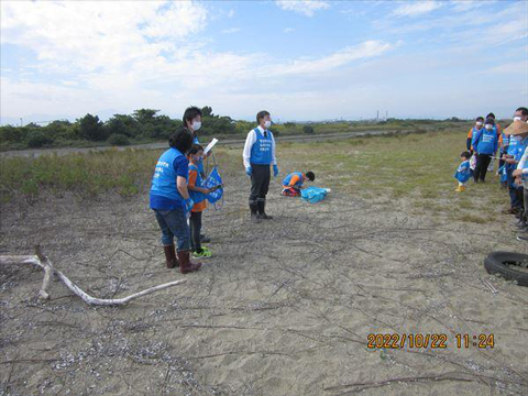 海岸清掃活動および生物多様性学習の様子(R4.10.22)