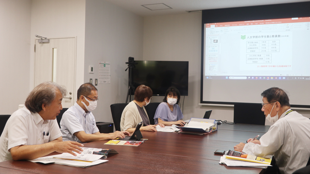 人文学部(教育内容を説明する様子)の審査(R5.9.14))