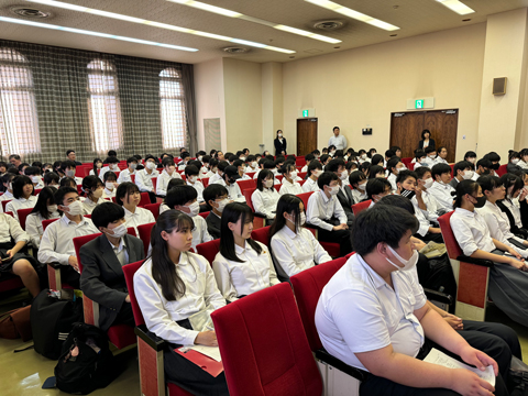 広島工業大学での講演を聞く様子(R6.5.15)