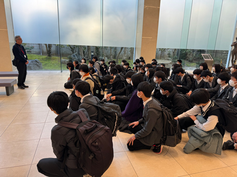 立命館大学での説明を聞く様子(R6.2.28)