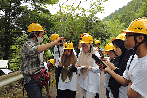 写真4 インドネシア ムラワルマン大学森林学部との国際交流プログラム