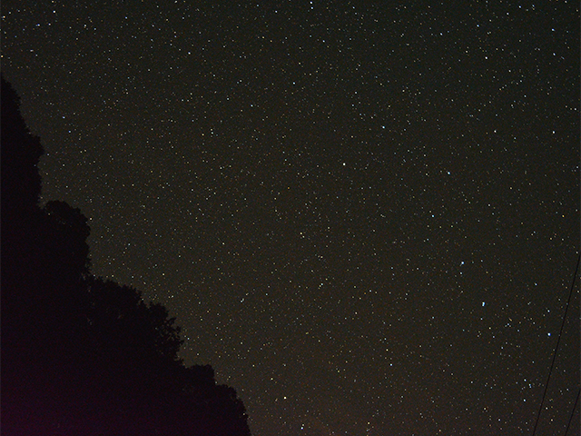 図2 熊野市波田須神社前の星空(R6.11.3)