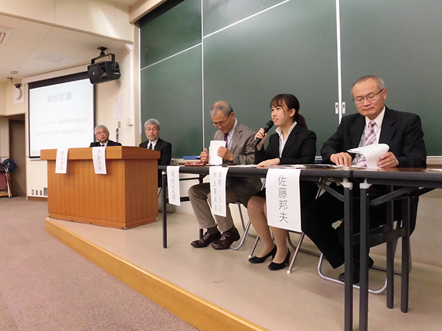 総合討論で回答する環境ISO学生委員会圓山副委員長